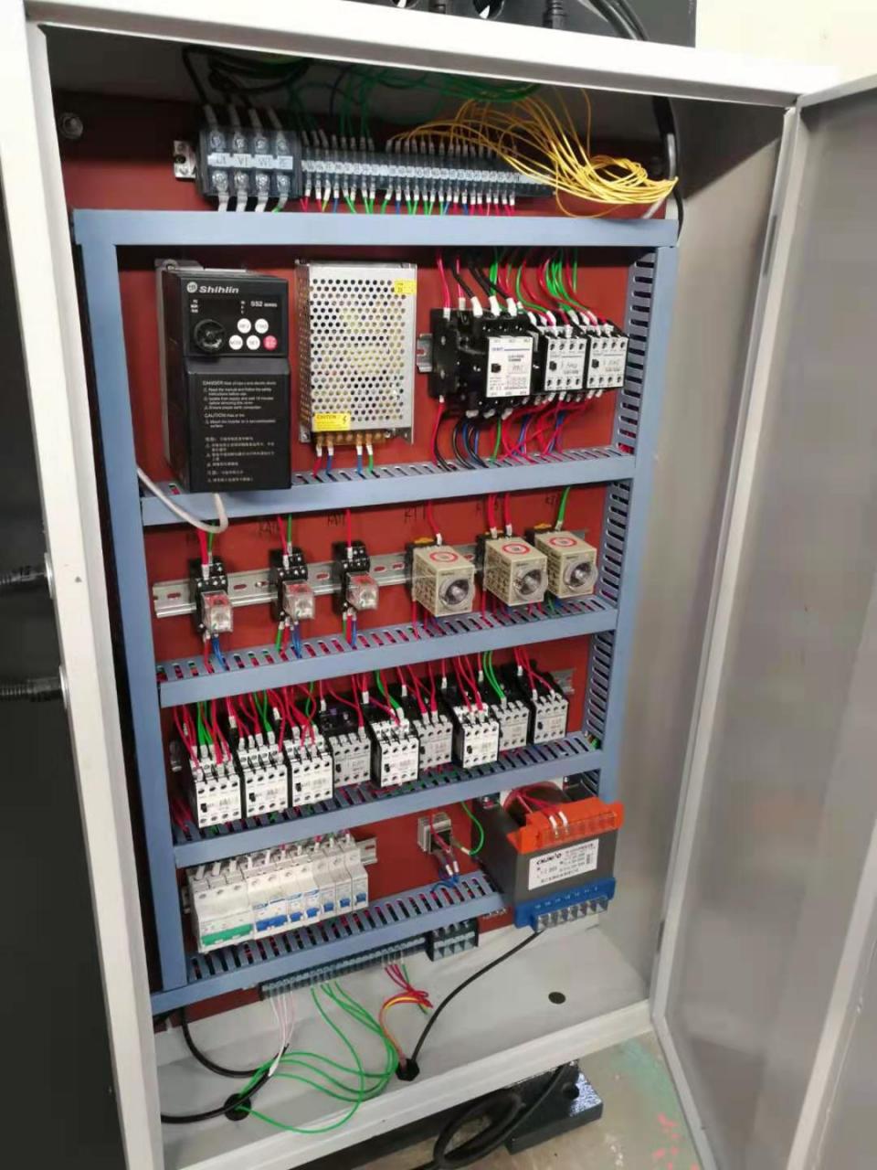 Wc67y-160 4000 Hydraulic Press Brake Cnc Metal Bending Machine For 4000mm Width Steel Wc67y-160 4000 Hydraulický ohraňovací lis CNC ohýbačka kovov pre oceľ so šírkou 4000 mm